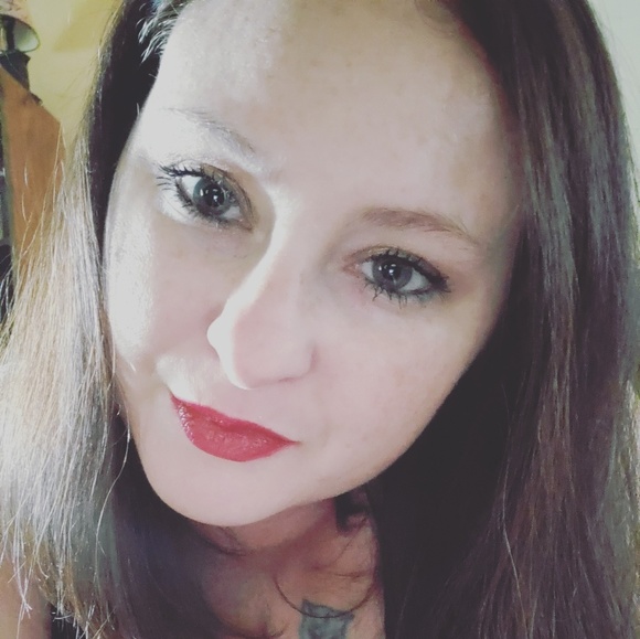 Meet your Posher, Lisa - Picture 2 of 2